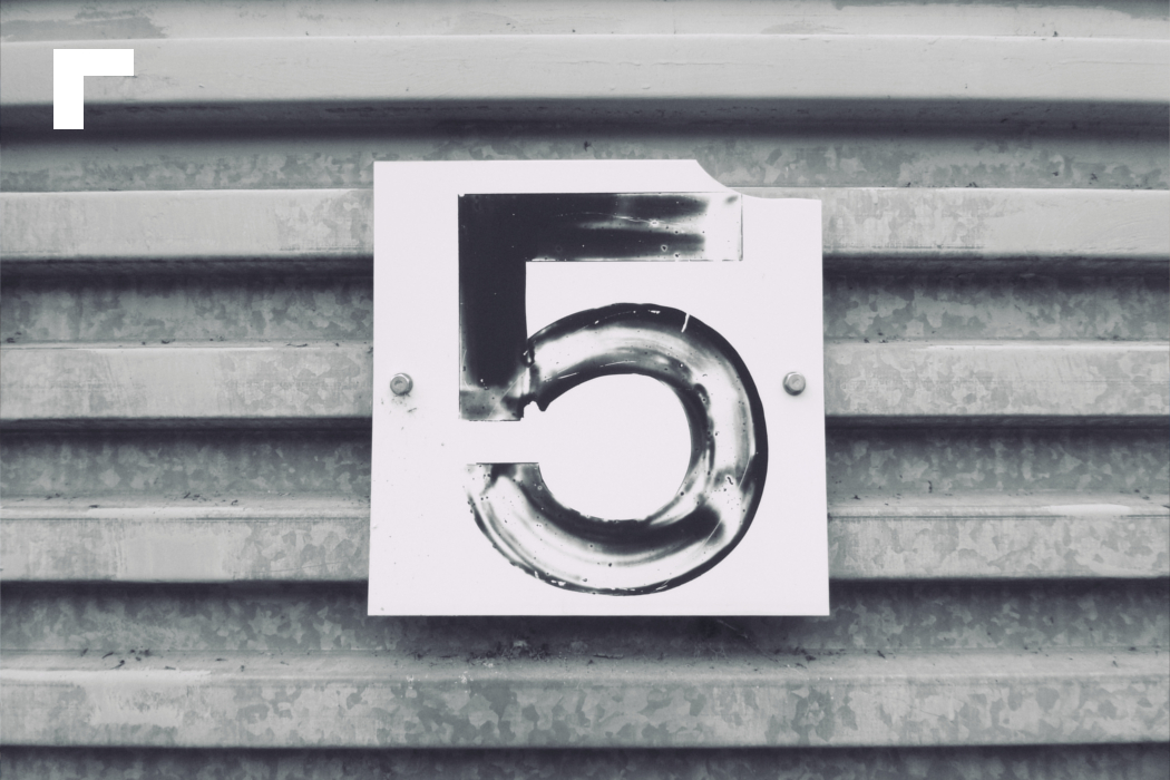 Tipps für Webinar: Das Bild zeigt die Zahl Fünf auf ein Wellblech gepinselt.